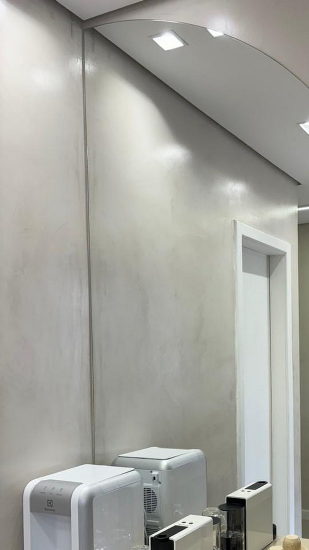 Painel ripado de madeira do consultório, usado como régua do tempo